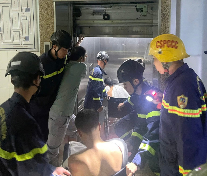 Giải cứu bệnh nh&acirc;n v&agrave; nh&acirc;n vi&ecirc;n y tế trong Sự cố thang m&aacute;y tại bệnh viện Đa khoa Quảng Nam - Ảnh 1.