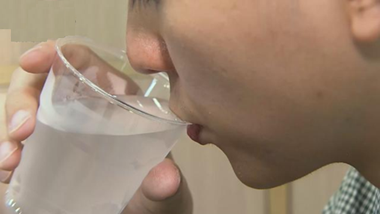 Uống nước thấy 4 dấu hiệu n&agrave;y, coi chừng suy thận sắp ập đến- Ảnh 1.