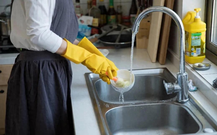 Rửa b&aacute;t kiểu n&agrave;y chẳng kh&aacute;c n&agrave;o &ldquo;ăn thuốc độc&rdquo;: 4 th&oacute;i quen sai lầm m&agrave; rất nhiều gia đ&igrave;nh đang mắc phải- Ảnh 1.