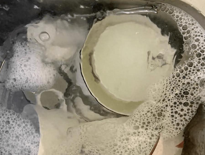 Rửa b&aacute;t kiểu n&agrave;y chẳng kh&aacute;c n&agrave;o &ldquo;ăn thuốc độc&rdquo;: 4 th&oacute;i quen sai lầm m&agrave; rất nhiều gia đ&igrave;nh đang mắc phải- Ảnh 2.