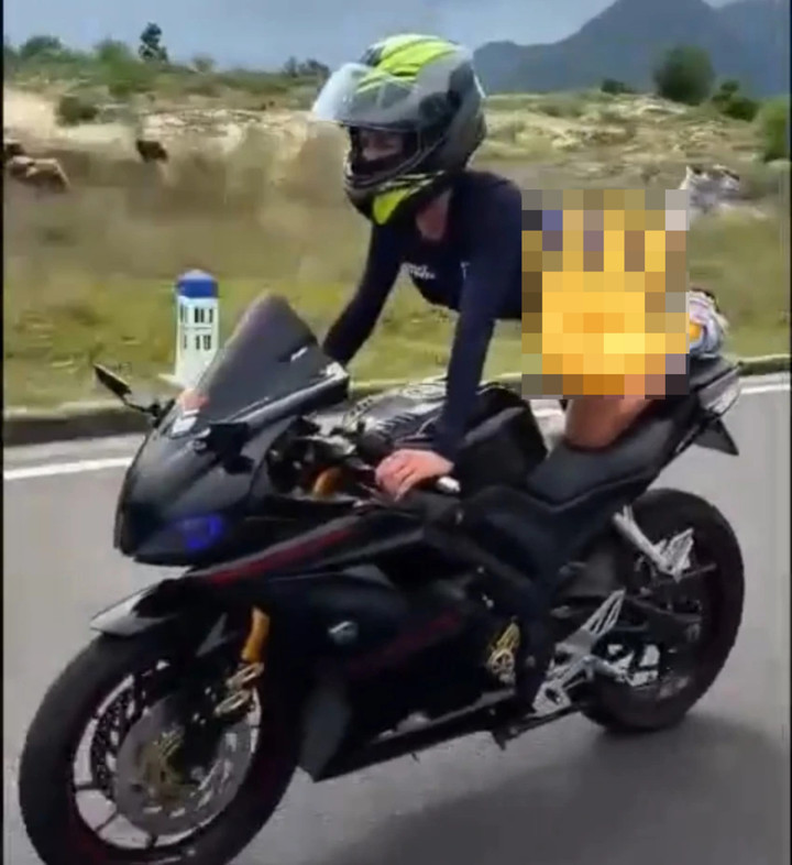 Người phụ nữ Nga biểu diễn m&ocirc; t&ocirc; ph&acirc;n khối lớn phản cảm tại kh&aacute;nh h&ograve;a - Ảnh 1.