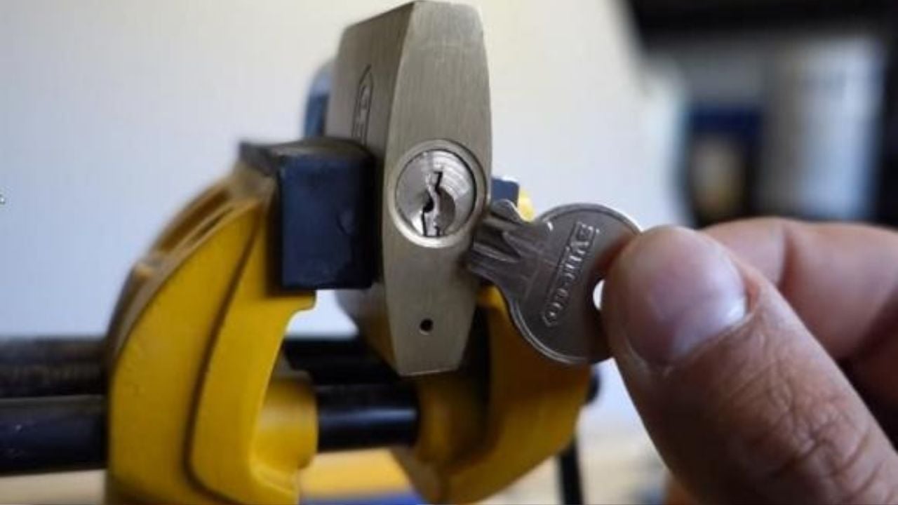 C&ocirc;ng dụng bất ngờ của chiếc lỗ nhỏ tr&ecirc;n ổ kh&oacute;a m&agrave; bạn chưa biết - Ảnh 1.