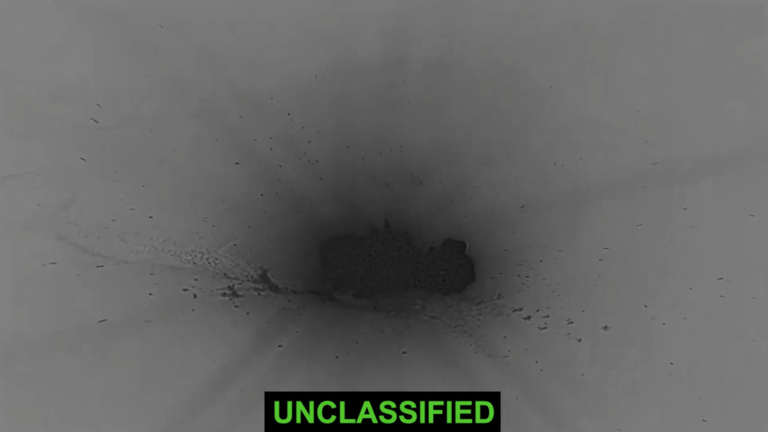 Lầu Năm Góc công bố video tấn công trả đũa khủng bố ở Syria - Ảnh 1.