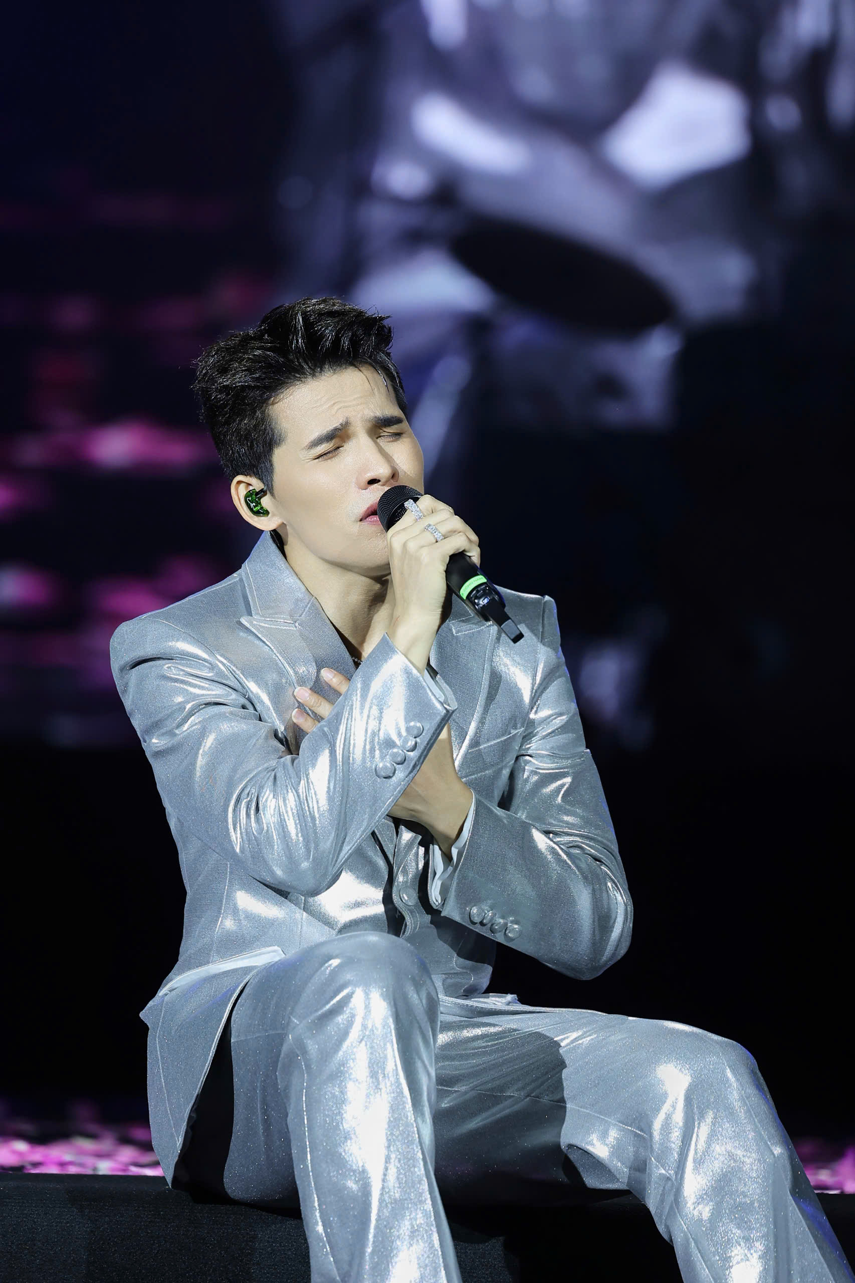 Đạo viễn Vạn Nguyễn: "Kh&aacute;n ph&ograve;ng lặng đi nghe Quốc Thi&ecirc;n h&aacute;t v&agrave; vỡ &ograve;a với những tr&agrave;ng ph&aacute;o tay" - Ảnh 1.