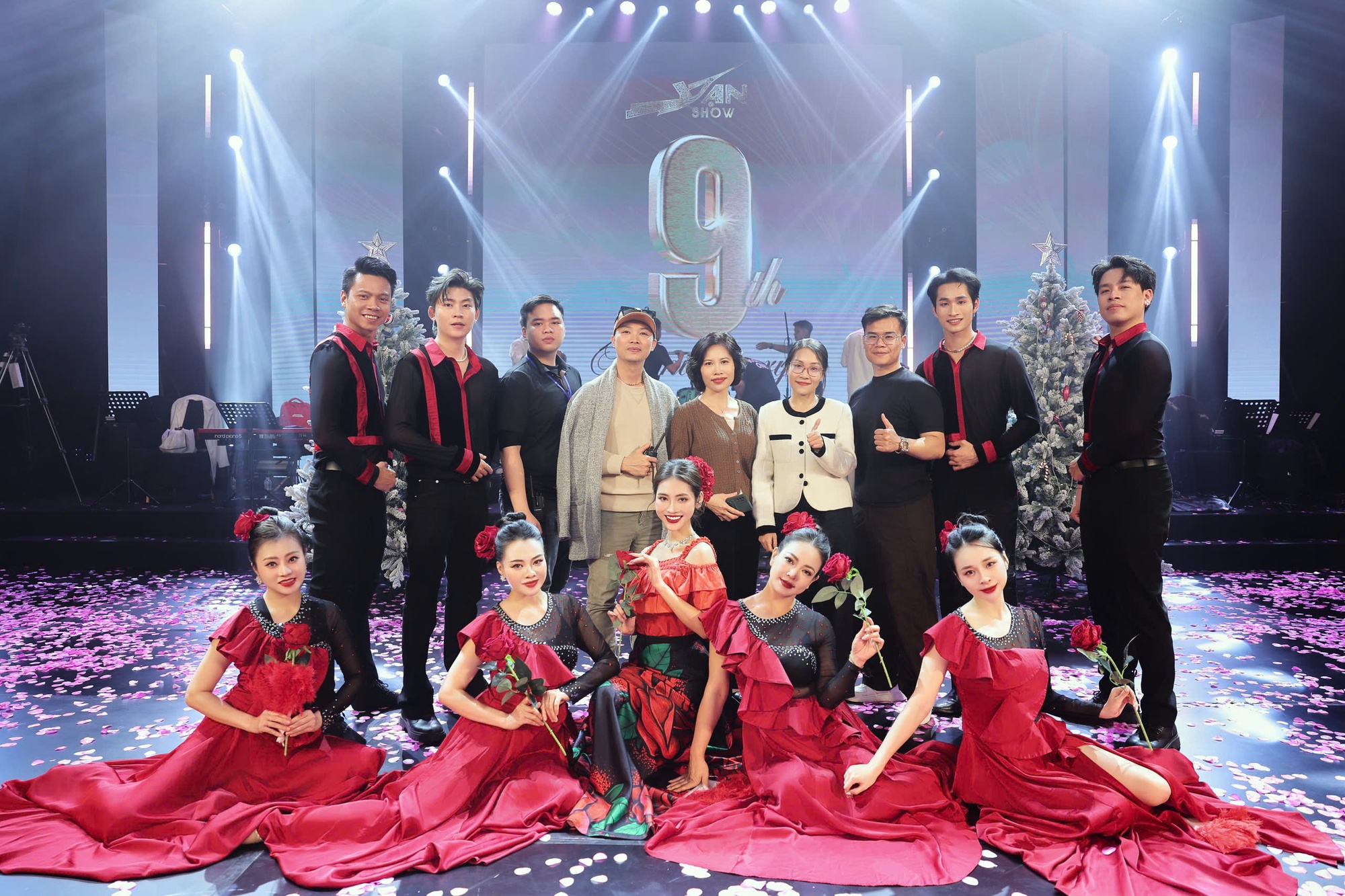 Đạo viễn Vạn Nguyễn: "Kh&aacute;n ph&ograve;ng lặng đi nghe Quốc Thi&ecirc;n h&aacute;t v&agrave; vỡ &ograve;a với những tr&agrave;ng ph&aacute;o tay" - Ảnh 3.