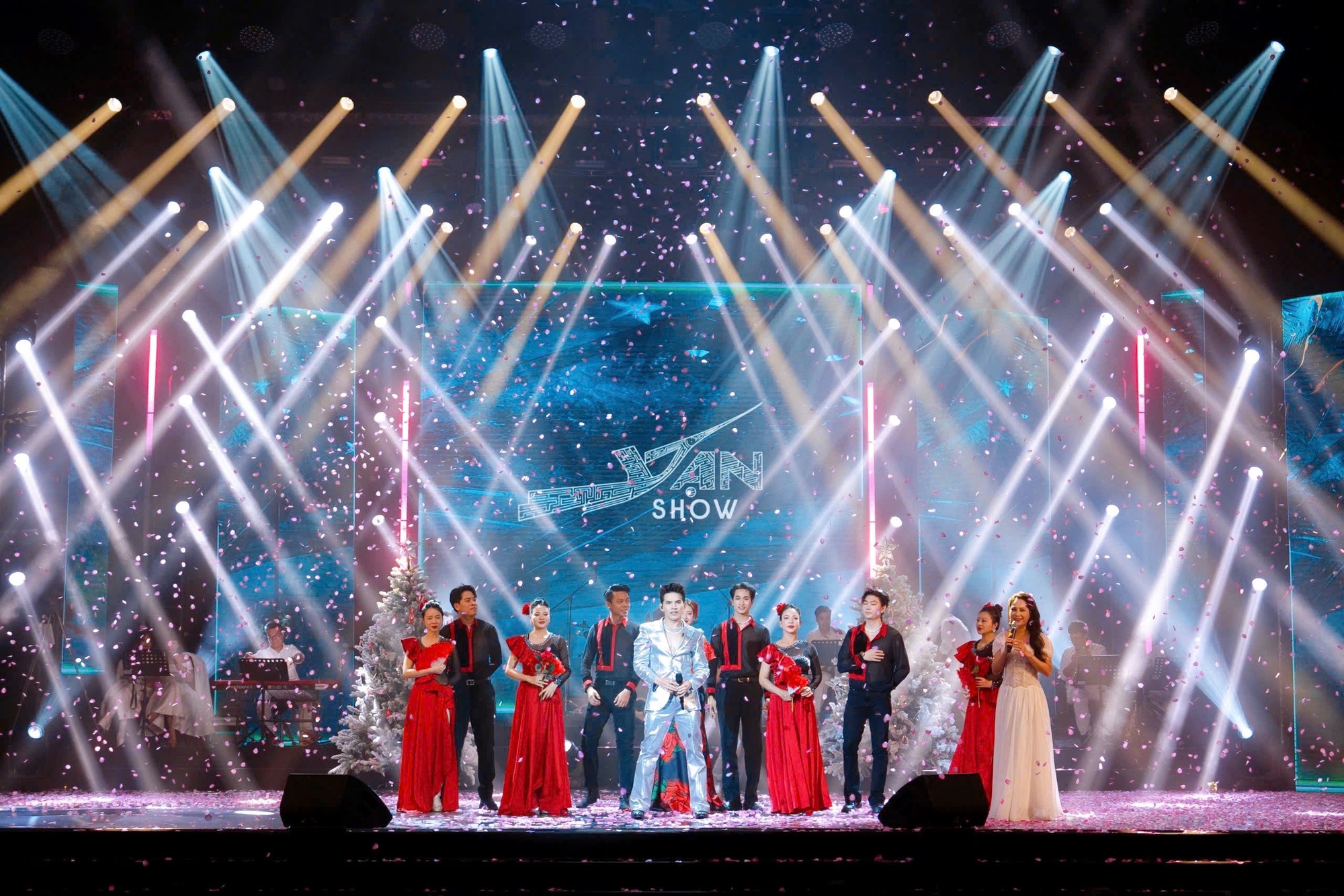 Đạo viễn Vạn Nguyễn: "Kh&aacute;n ph&ograve;ng lặng đi nghe Quốc Thi&ecirc;n h&aacute;t v&agrave; vỡ &ograve;a với những tr&agrave;ng ph&aacute;o tay" - Ảnh 5.