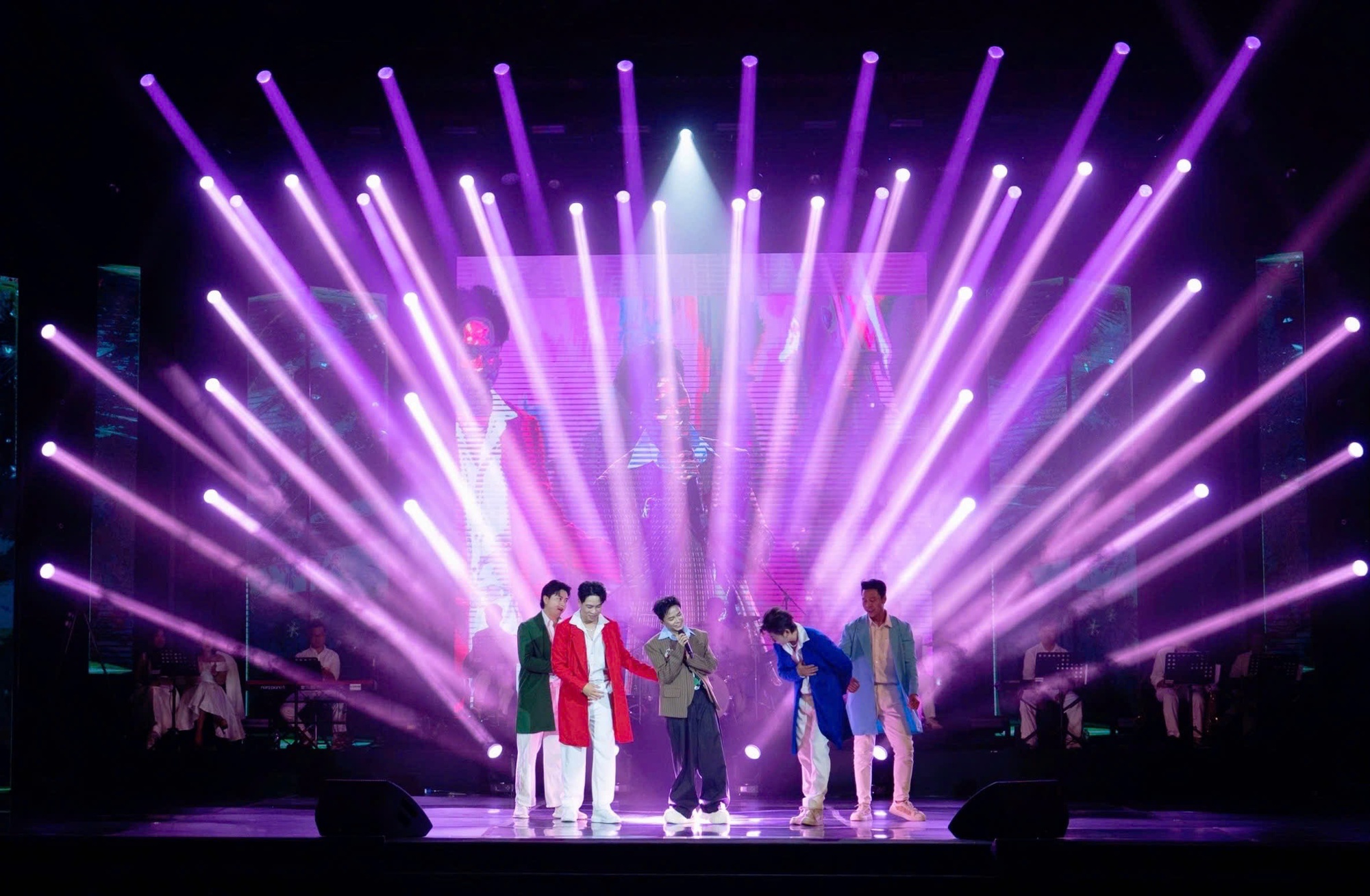 Đạo viễn Vạn Nguyễn: "Kh&aacute;n ph&ograve;ng lặng đi nghe Quốc Thi&ecirc;n h&aacute;t v&agrave; vỡ &ograve;a với những tr&agrave;ng ph&aacute;o tay" - Ảnh 4.