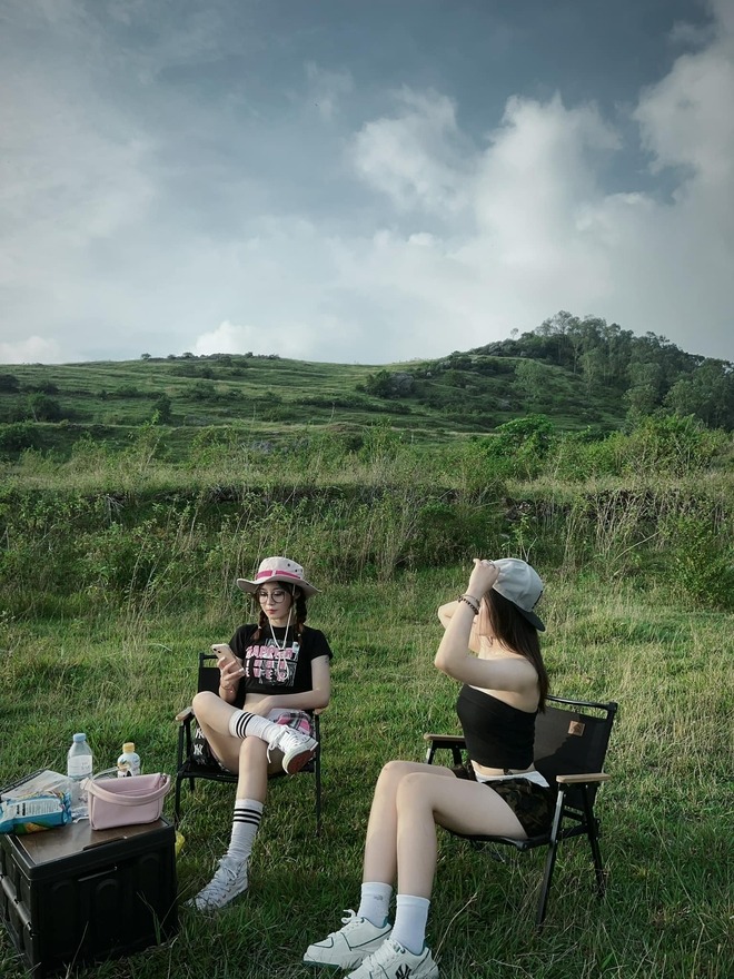 Ngọn núi ở Nghệ An cao chỉ hơn 100m, du khách nhận xét cảnh như nước ngoài, trên đỉnh có di tích đặc biệt - Ảnh 12.