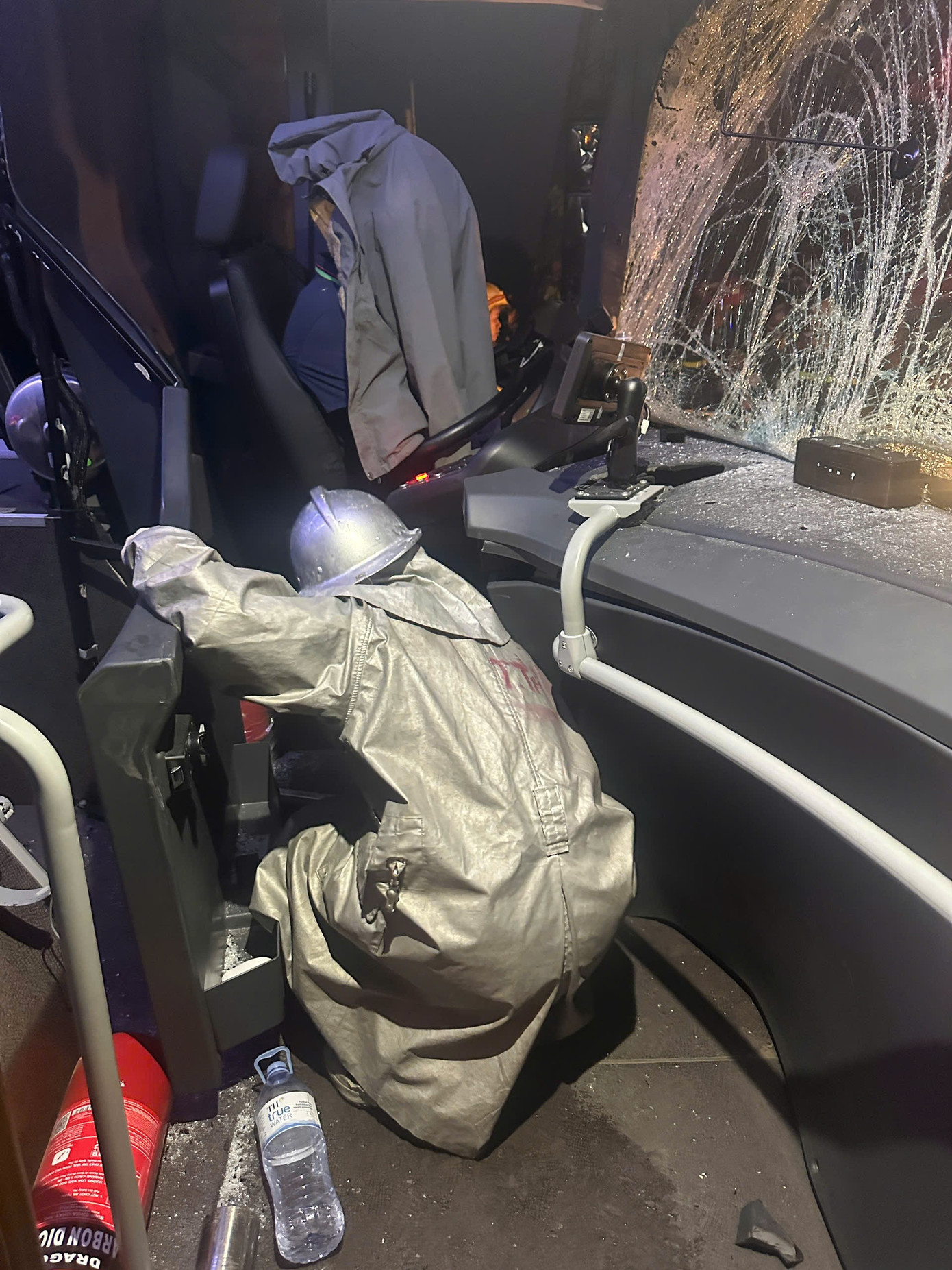 H&agrave; Nội Giải cứu t&agrave;i xế xe bu&yacute;t mắc kẹt trong cabin sau tai nạn giao th&ocirc;ng - Ảnh 1.