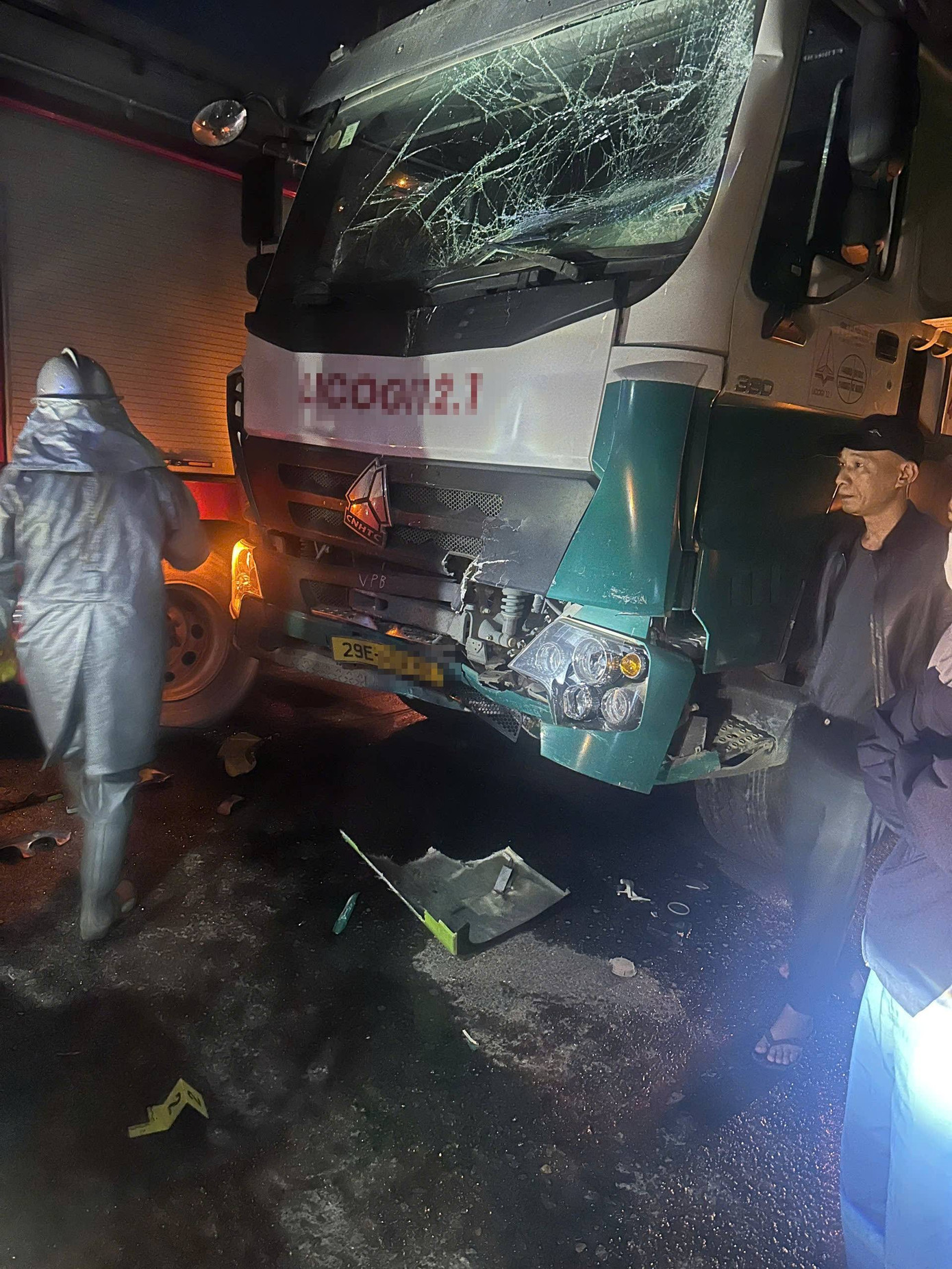 H&agrave; Nội Giải cứu t&agrave;i xế xe bu&yacute;t mắc kẹt trong cabin sau tai nạn giao th&ocirc;ng - Ảnh 2.