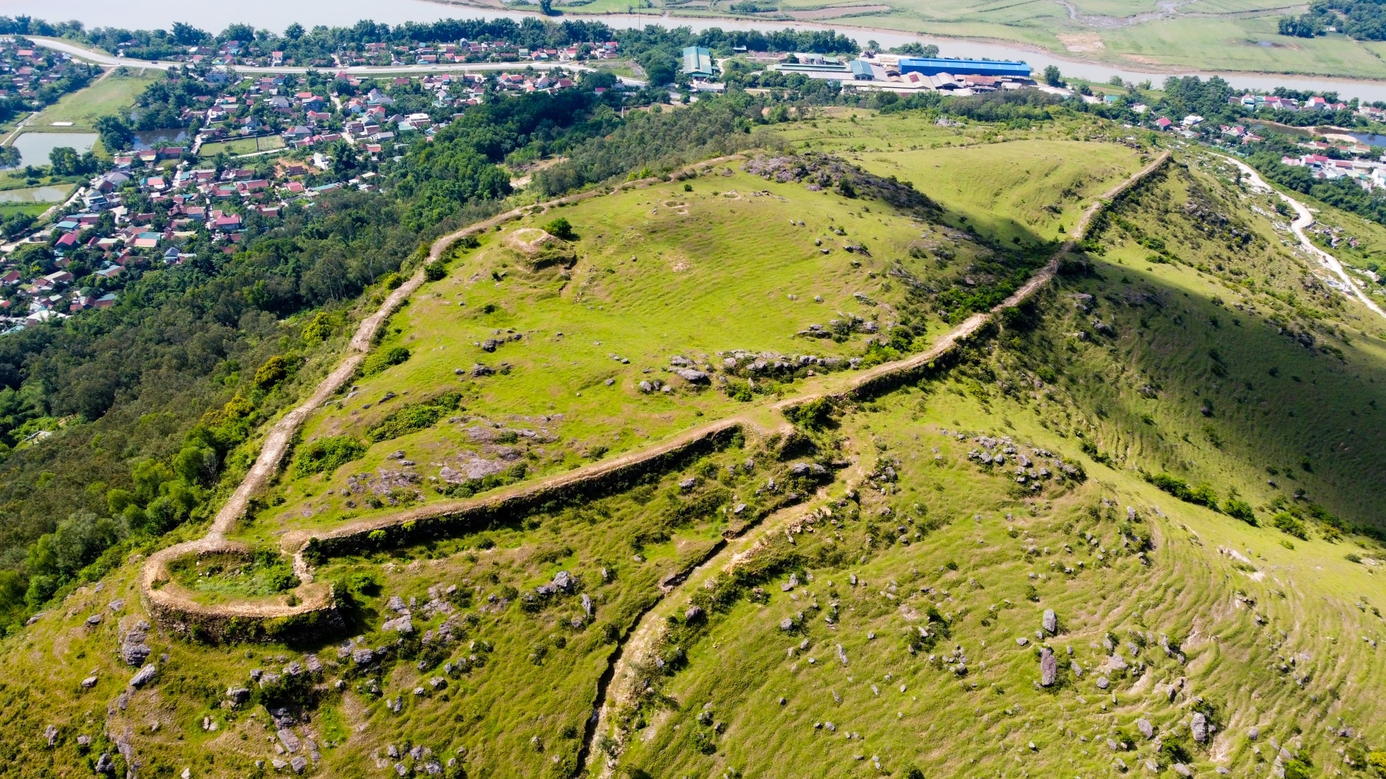 Ngọn núi ở Nghệ An cao chỉ hơn 100m, du khách nhận xét cảnh như nước ngoài, trên đỉnh có di tích đặc biệt - Ảnh 1.