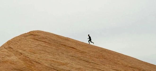 Đi bộ kiểu n&agrave;y tr&ocirc;ng c&oacute; vẻ "ngốc nghếch" nhưng lại hiệu quả hơn 3 giờ đi bộ mỗi ng&agrave;y - Ảnh 2.