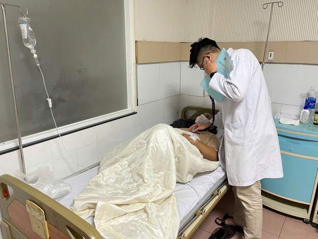 X&aacute;c định nguy&ecirc;n nh&acirc;n g&acirc;y ngộ độc b&aacute;nh m&igrave; cho gần 100 người tại L&acirc;m Đồng  - Ảnh 1.