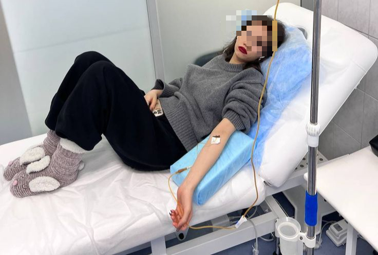 Nữ kế to&aacute;n 27 tuổi mắc ung thư dạ d&agrave;y, &ldquo;thủ phạm&rdquo; l&agrave; 3 m&oacute;n quen thuộc nh&agrave; n&agrave;o cũng từng để trong tủ lạnh - Ảnh 1.