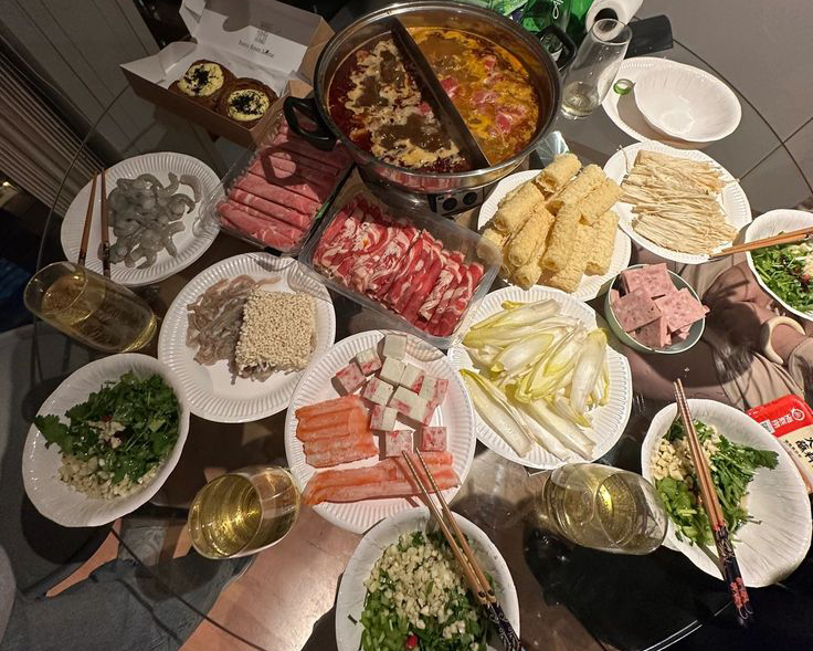 7 Thói Quen Ăn Lẩu “Phá Thận” Cực Nhanh Nhưng Hiếm Người Việt Nào Chưa Từng Làm - Ảnh 1.