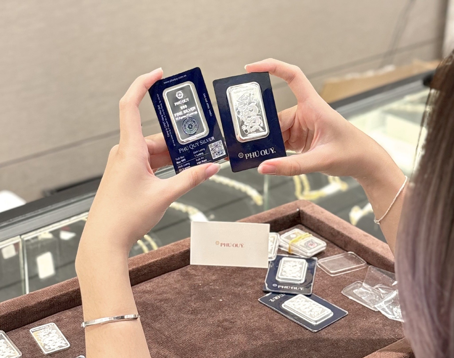 Gi&aacute; bạc bật tăng mạnh, vượt mốc 71 triệu đồng/kg - Ảnh 1.