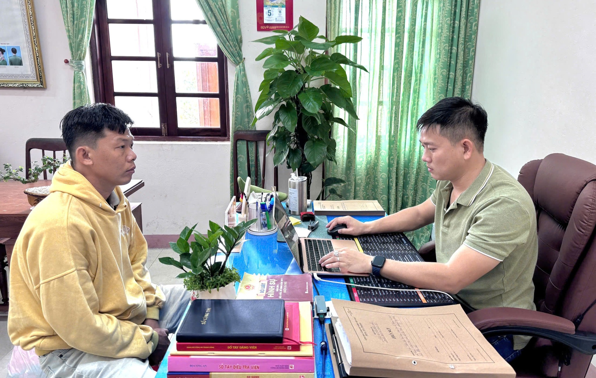 Vụ ném ớt bột, cướp túi xách 1,5 tỷ đồng: Bắt Trần Ngọc Mộng và nhiều người khác - Ảnh 3.