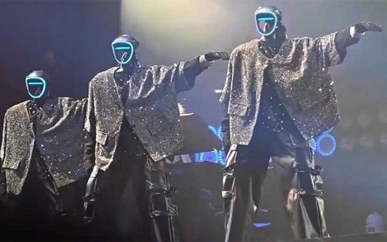 Cho&aacute;ng ngợp trước d&agrave;n robot h&igrave;nh người nhảy m&uacute;a như người thật tại buổi h&ograve;a nhạc Vương Lực Ho&agrave;nh - Ảnh 1.