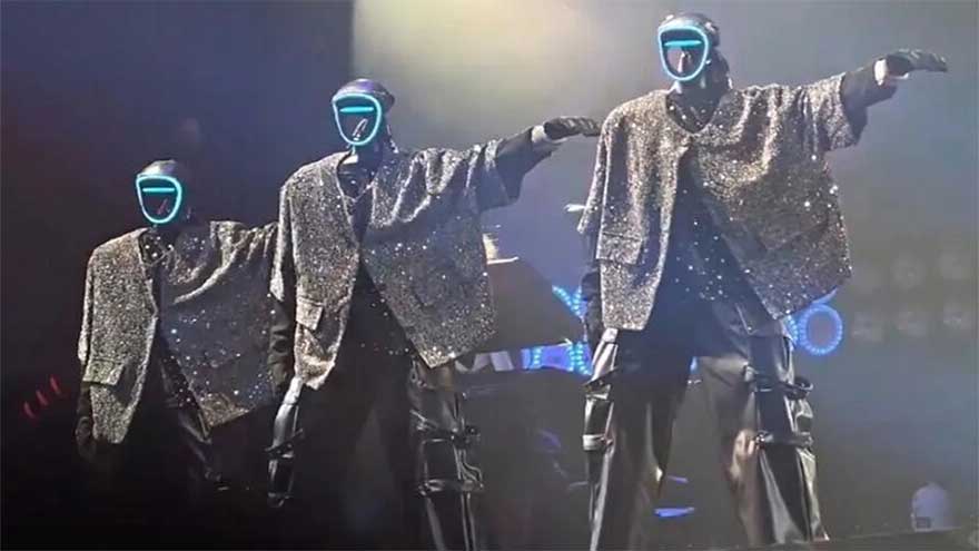 Cho&aacute;ng ngợp trước d&agrave;n robot h&igrave;nh người nhảy m&uacute;a như người thật tại buổi h&ograve;a nhạc Vương Lực Ho&agrave;nh - Ảnh 2.