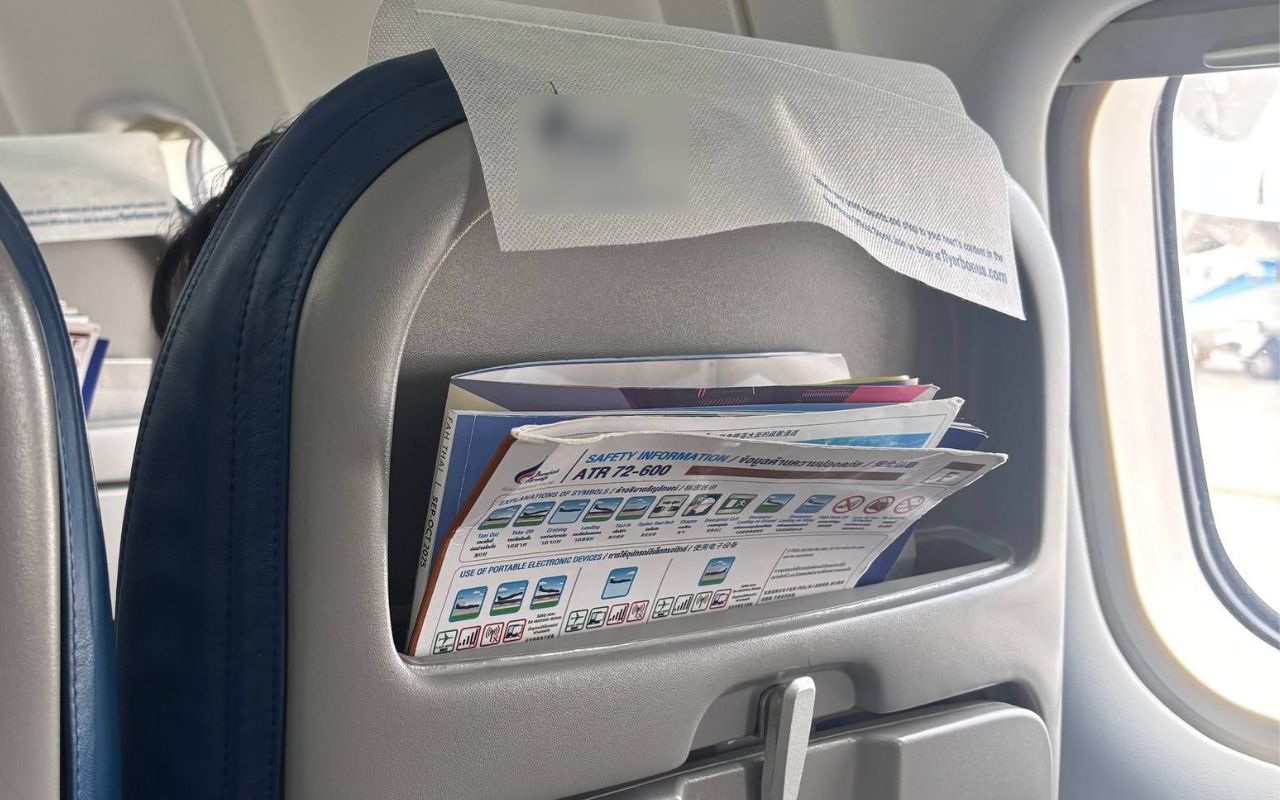 Ai c&ograve;n để điện thoại, giấy tờ t&ugrave;y th&acirc;n ở ghế m&aacute;y bay th&igrave; phải dừng lại ngay!- Ảnh 2.