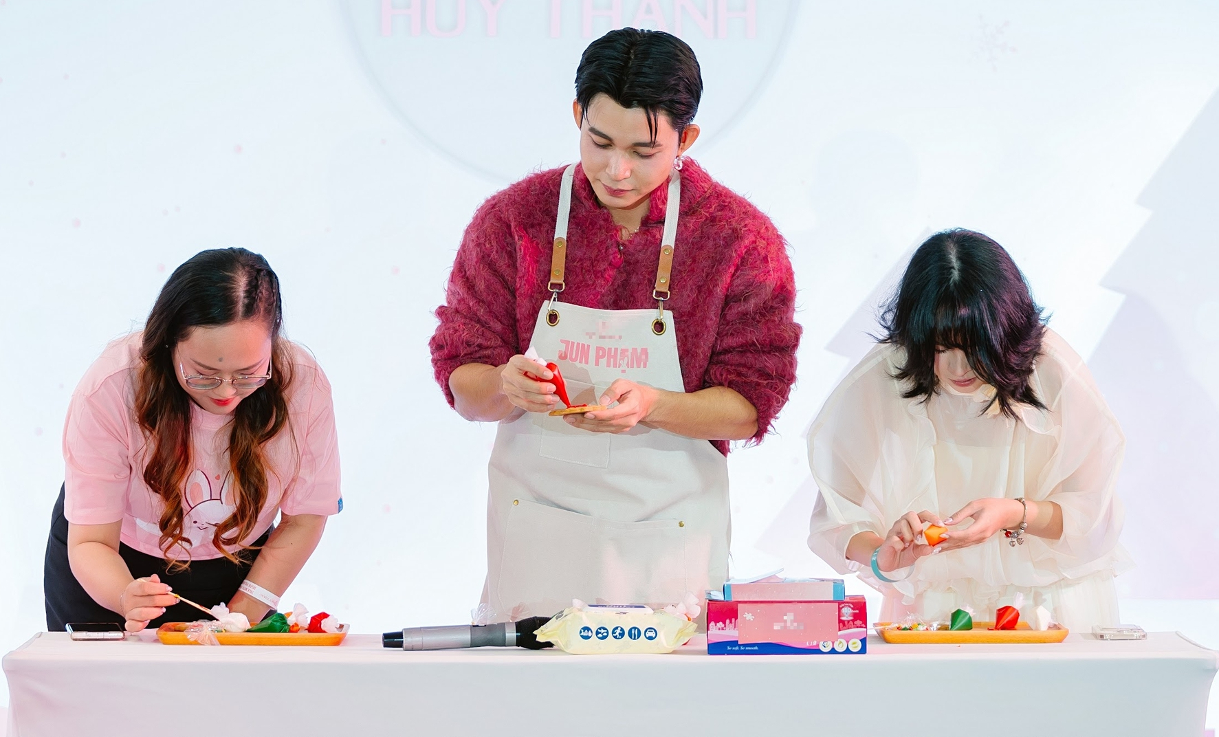 Jun Phạm l&agrave;m b&aacute;nh c&ugrave;ng fan, n&oacute;i l&yacute; do l&acirc;u kh&ocirc;ng đ&oacute;ng phim- Ảnh 3.