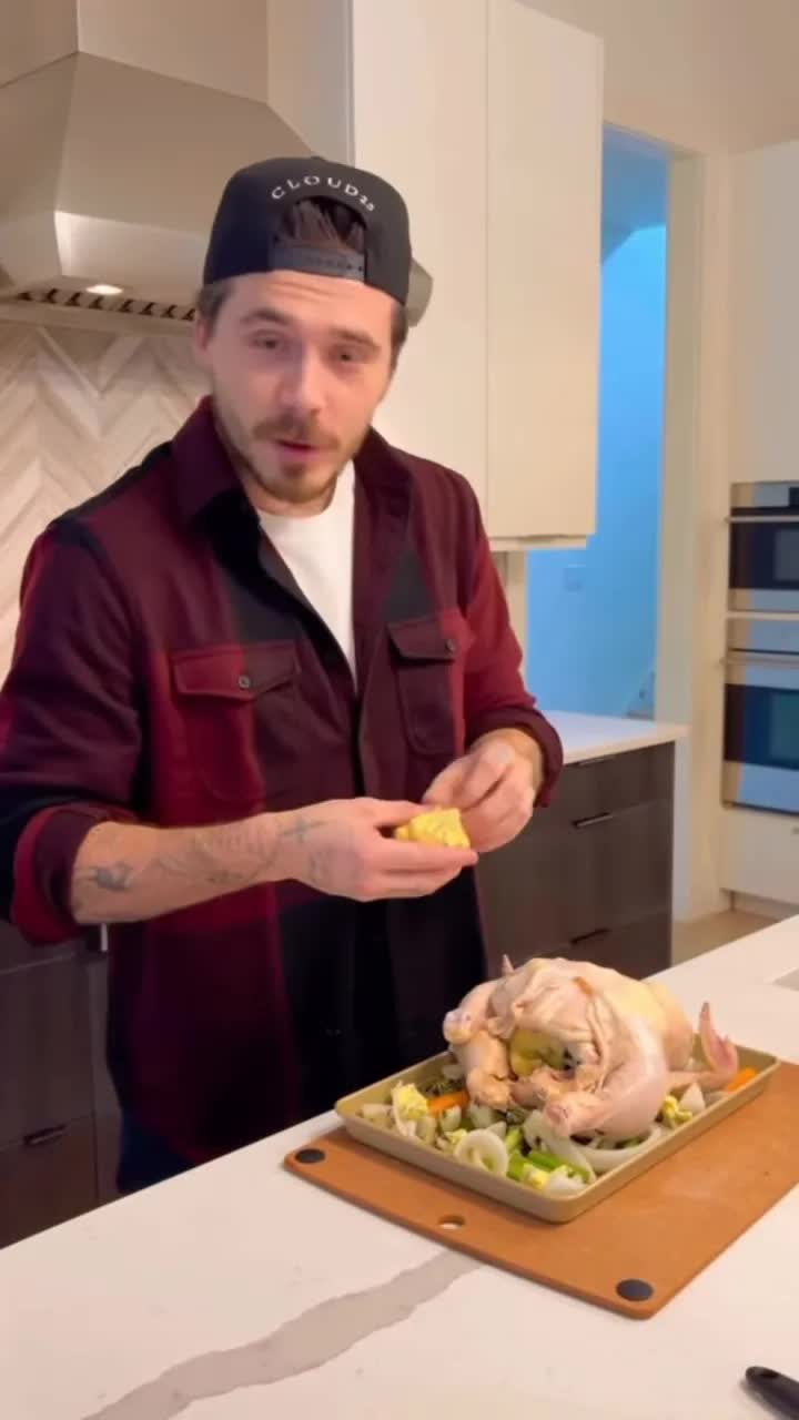 Kh&ocirc;ng thể tin nổi: Con cả bất hiếu chặn vợ chồng Beckham chỉ v&igrave; Victoria bấm "like" một video nướng g&agrave;? - Ảnh 1.