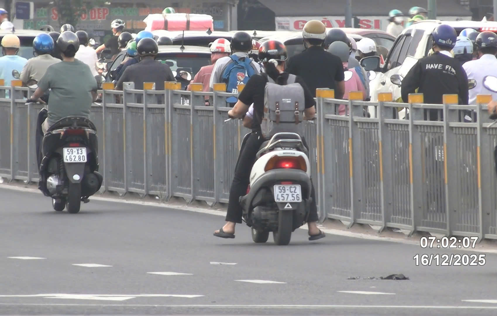 TPHCM: Chủ nhận 40 xe m&aacute;y đi ngược chiều ở đường Đặng Th&ugrave;y Tr&acirc;m - Ảnh 1.