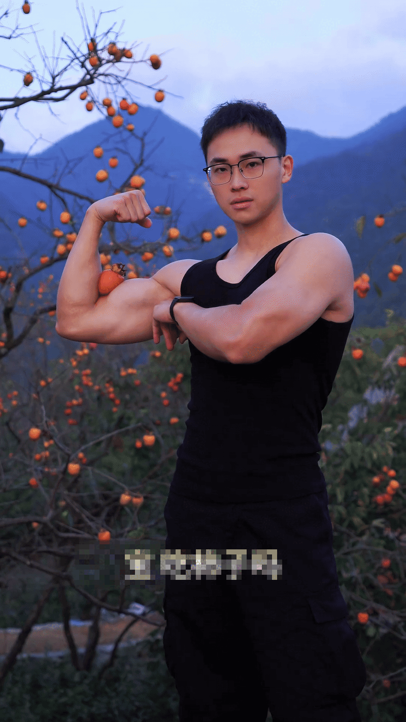 B&iacute; thư th&ocirc;n sinh năm 1997 mặc &aacute;o ba lỗ quảng b&aacute; n&ocirc;ng sản địa phương: B&aacute;n "ch&aacute;y h&agrave;ng", 20 triệu người xem - Ảnh 1.