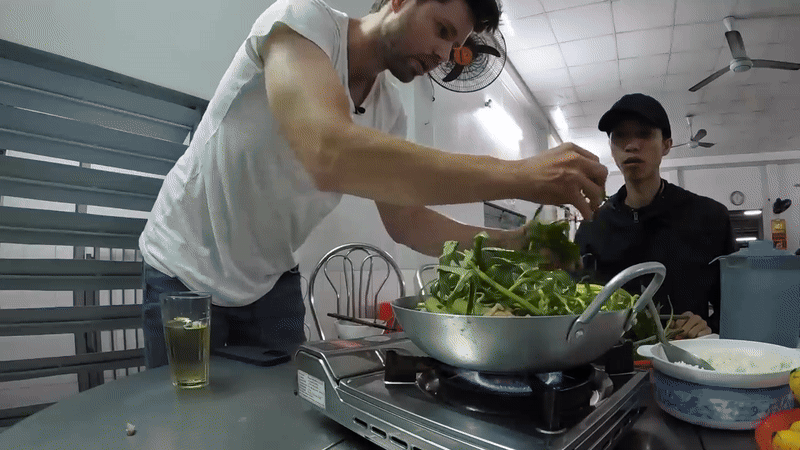 Khách Tây tò mò thử đặc sản nức tiếng miền Tây, nhận xét: "Sẽ có ngày tôi đến đây chỉ đến ăn món này!" - Ảnh 1.