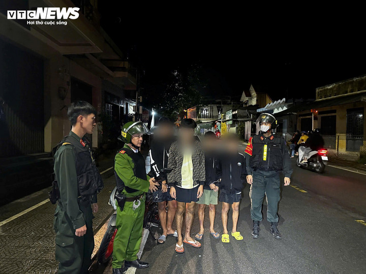 14 Thanh thiếu ni&ecirc;n mang hung kh&iacute; g&acirc;y rối trật tự bị C&ocirc;ng an TP Huế bắt giữ - Ảnh 1.