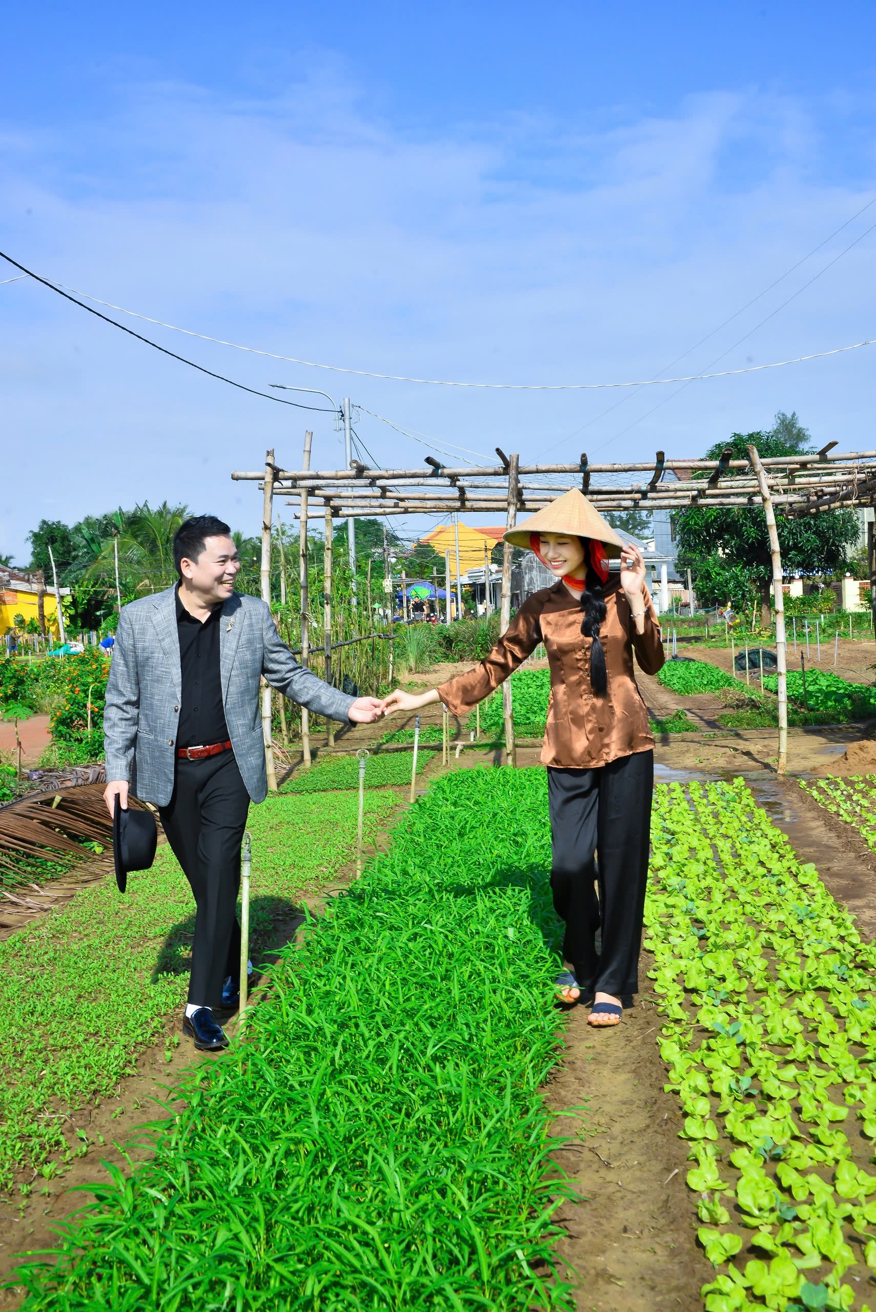 Học tr&ograve; danh ca Ngọc Sơn ra mắt MV "B&agrave; con ơi năm nay được m&ugrave;a được gi&aacute;" - Ảnh 3.