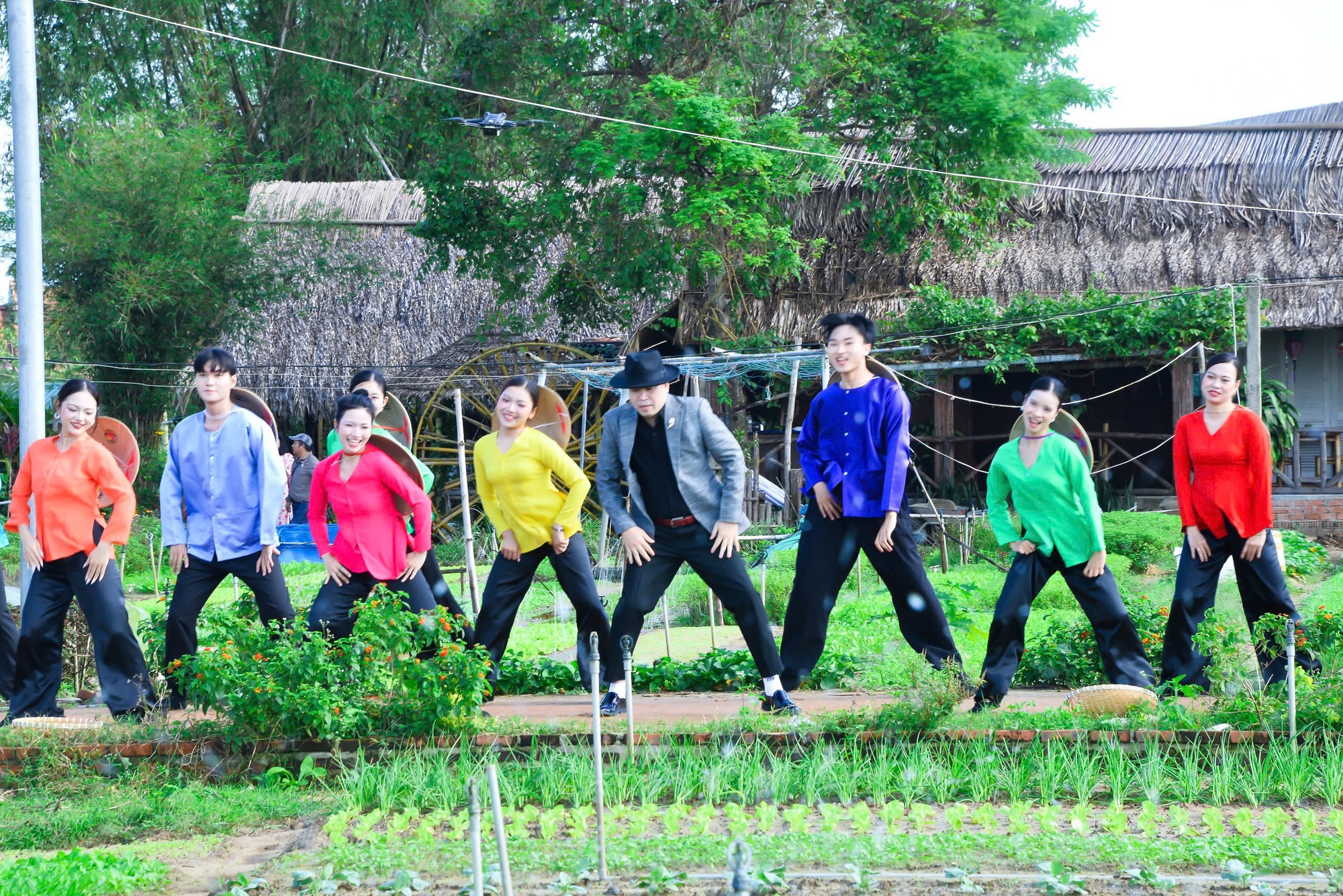 Học tr&ograve; danh ca Ngọc Sơn ra mắt MV "B&agrave; con ơi năm nay được m&ugrave;a được gi&aacute;" - Ảnh 2.