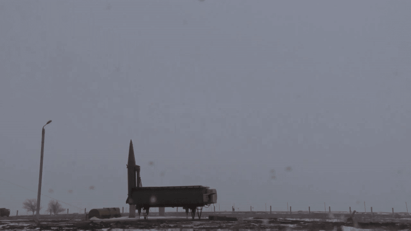 Hỗn loạn hàng ngàn người ở biên giới Ukraine-NATO; Ông Putin tung quân bài lần đầu lộ diện, Kiev sơ tán khẩn - Ảnh 3.