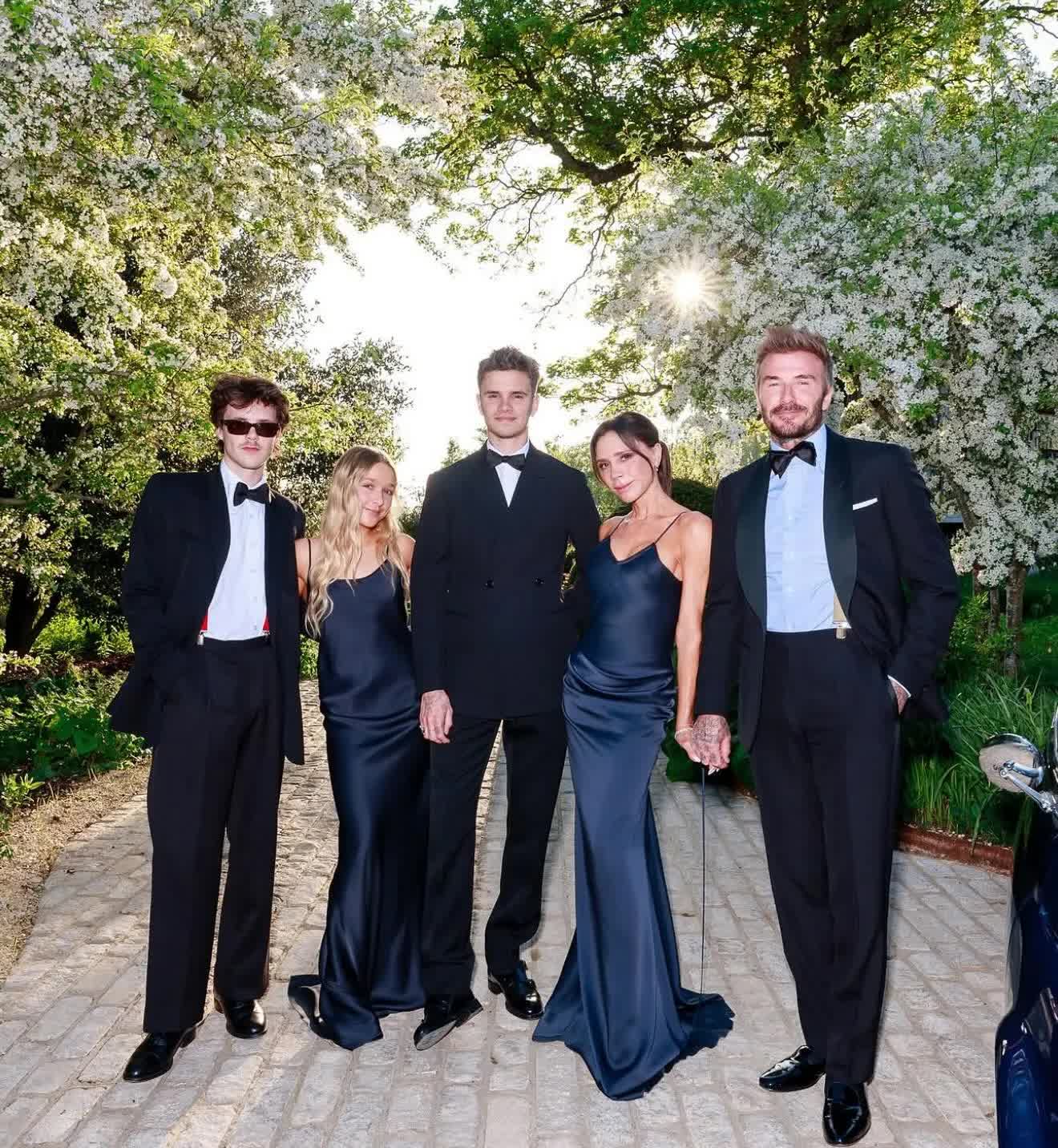 Kh&ocirc;ng thể tin nổi: Con cả bất hiếu chặn vợ chồng Beckham chỉ v&igrave; Victoria bấm "like" một video nướng g&agrave;? - Ảnh 3.