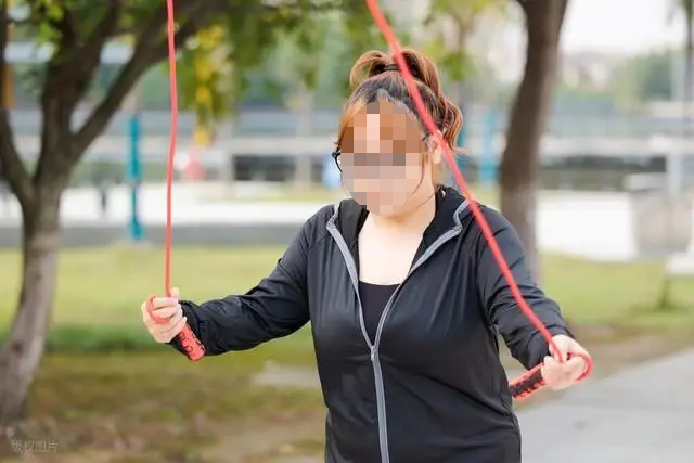 Nhảy d&acirc;y 3.000 lần mỗi ng&agrave;y trong một th&aacute;ng, một chuyện khủng khiếp đ&atilde; xảy ra với nữ sinh 15 tuổi- Ảnh 1.