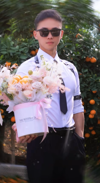 B&iacute; thư th&ocirc;n sinh năm 1997 mặc &aacute;o ba lỗ quảng b&aacute; n&ocirc;ng sản địa phương: B&aacute;n "ch&aacute;y h&agrave;ng", 20 triệu người xem - Ảnh 4.