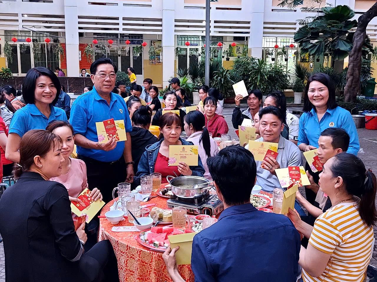 Một số địa phương đ&atilde; c&ocirc;ng bố mức thưởng Tết 2026, cao nhất l&ecirc;n đến 350 triệu đồng/người - Ảnh 1.