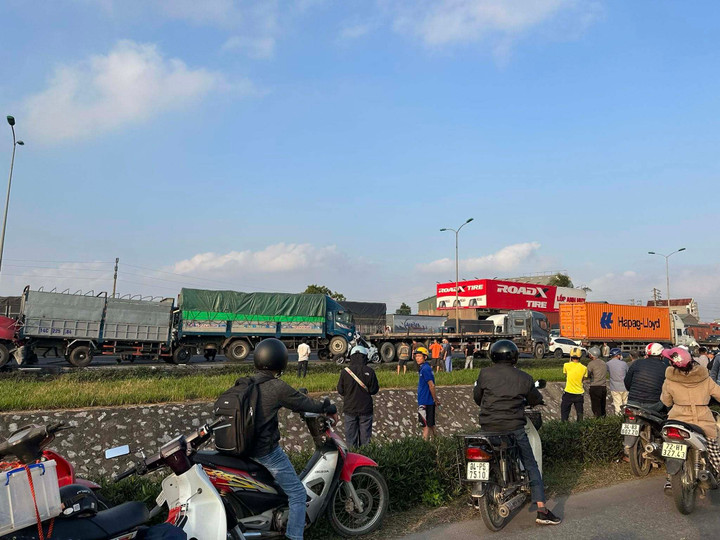 Tai nạn giao th&ocirc;ng li&ecirc;n ho&agrave;n 7 &ocirc; t&ocirc; tr&ecirc;n Quốc lộ 5: 3 Người thương vong - Ảnh 1.