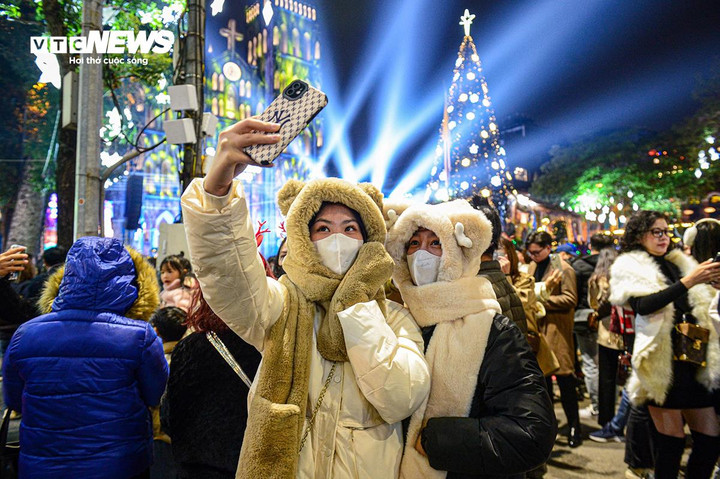 Kh&ocirc;ng kh&iacute; lạnh đổ bộ H&agrave; Nội g&acirc;y mưa r&eacute;t đ&ecirc;m Gi&aacute;ng sinh 24 / 12 - Ảnh 1.