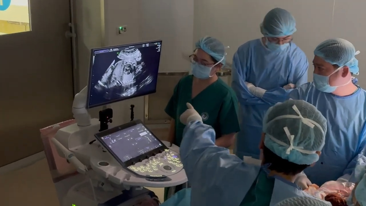 Cuộc sống hiện tại của em bé Singapore được thông tim từ trong bào thai: Những chuyện đẫm nước mắt lần đầu BS Việt lên tiếng- Ảnh 6.