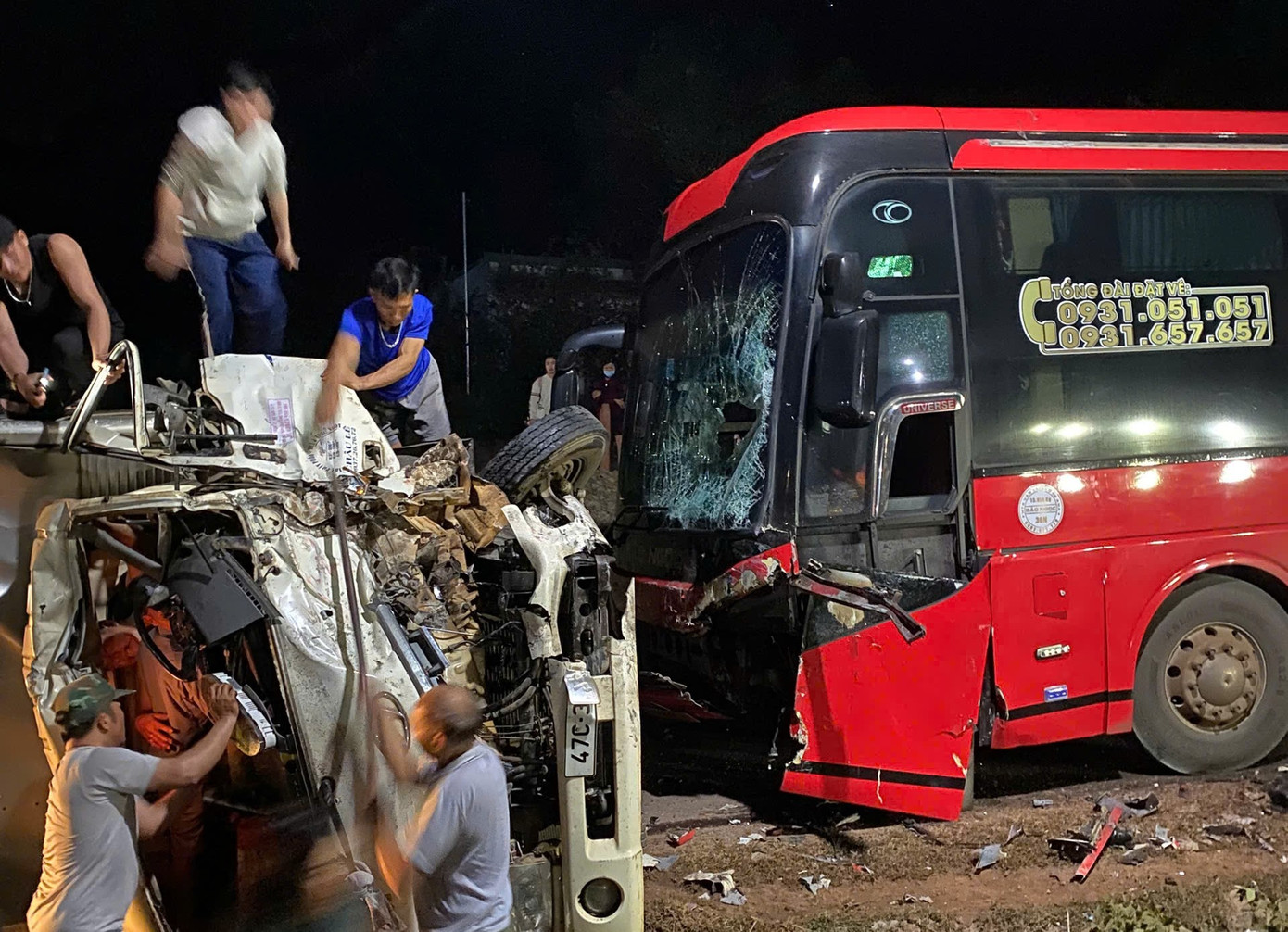 Ph&aacute; cabin xe tải cứu đ&ocirc;i vợ chồng mắc kẹt sau tai nạn ở Đắk Lắk - Ảnh 1.