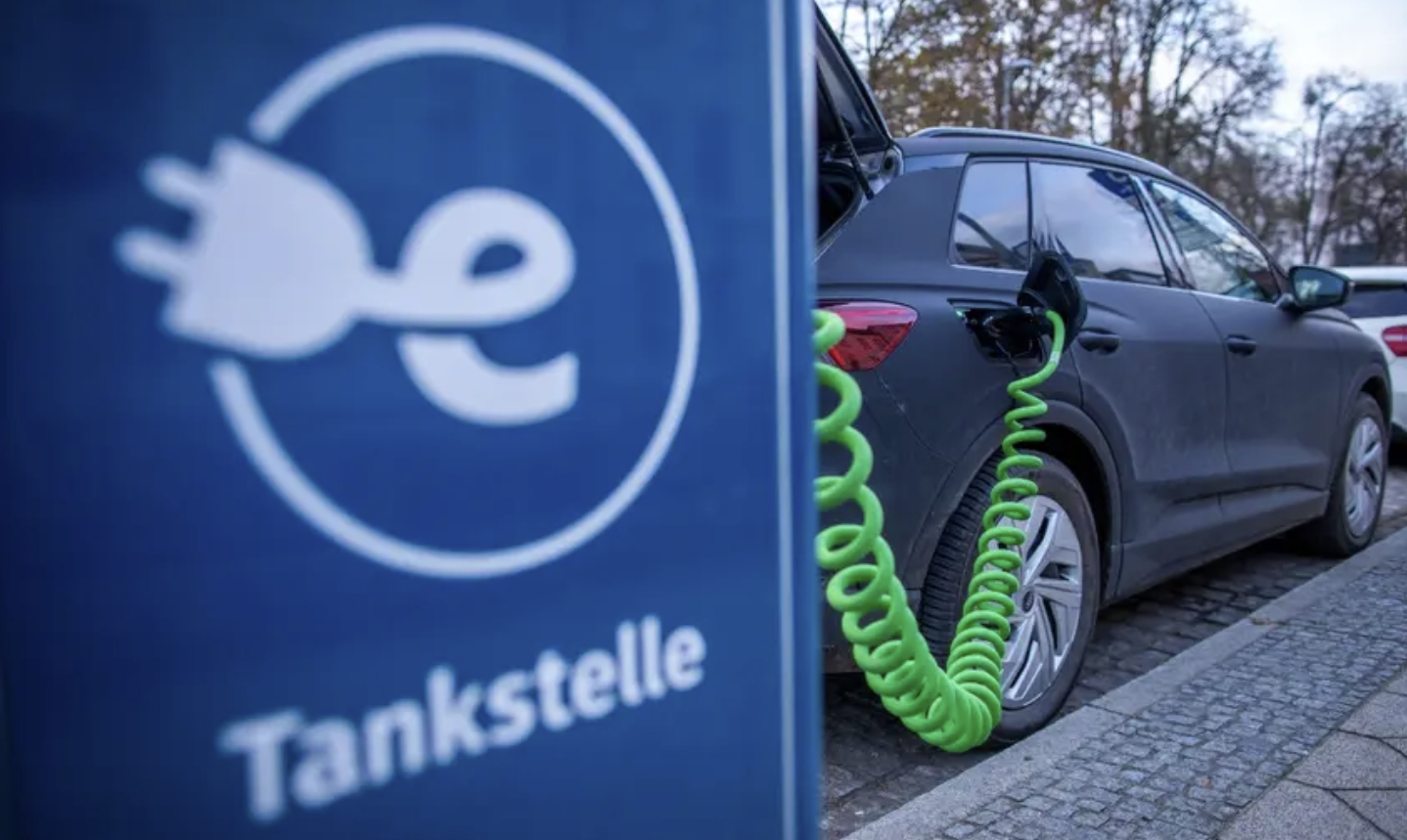 Xe xăng v&agrave; hybrid "tho&aacute;t &aacute;n tử" tại ch&acirc;u &Acirc;u - Ảnh 1.