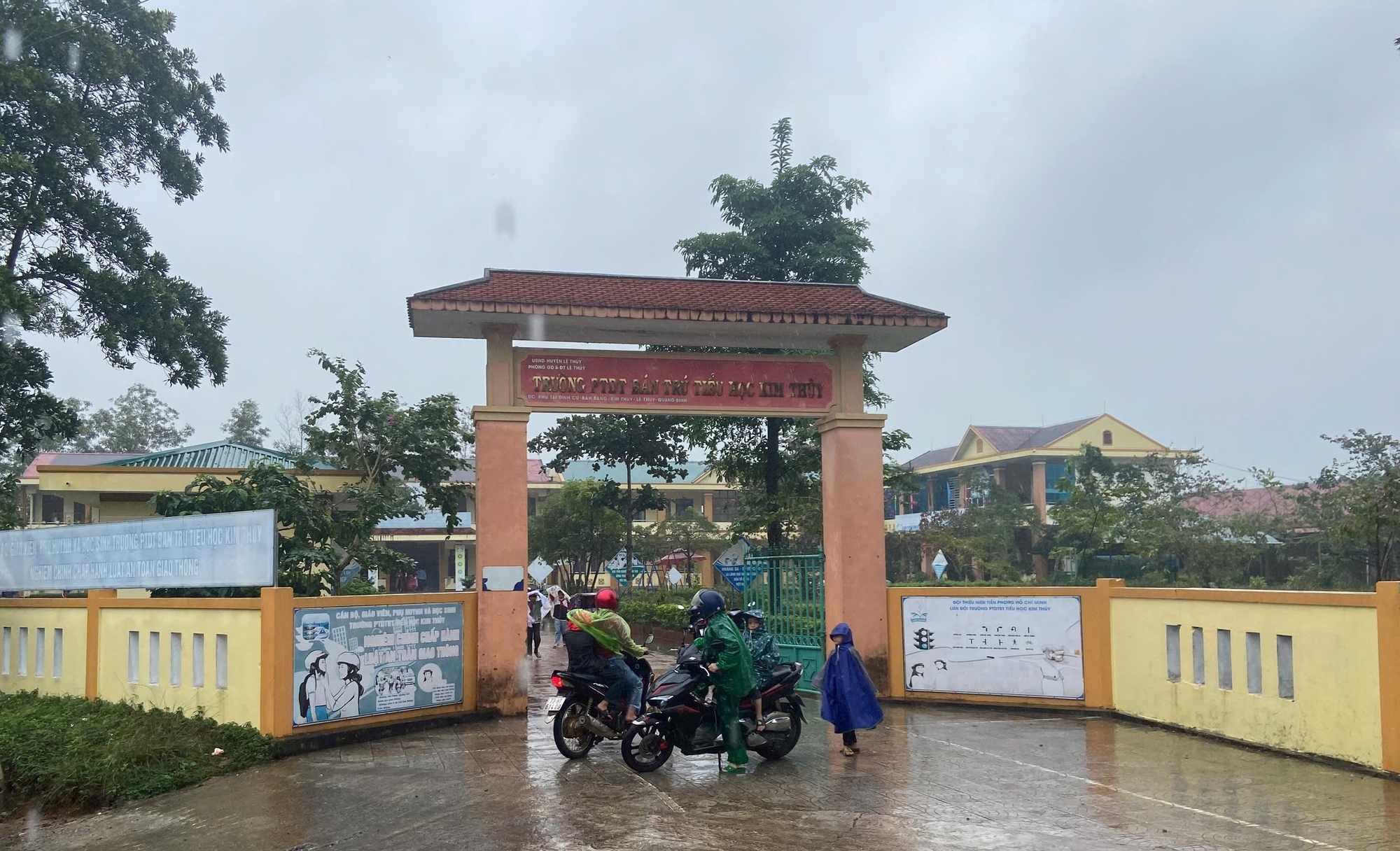 Động th&aacute;i bất ngờ của phụ huynh sau khi Ph&oacute; Hiệu trưởng Đỗ Thị Hồng Huế bị c&aacute;ch chức - Ảnh 1.