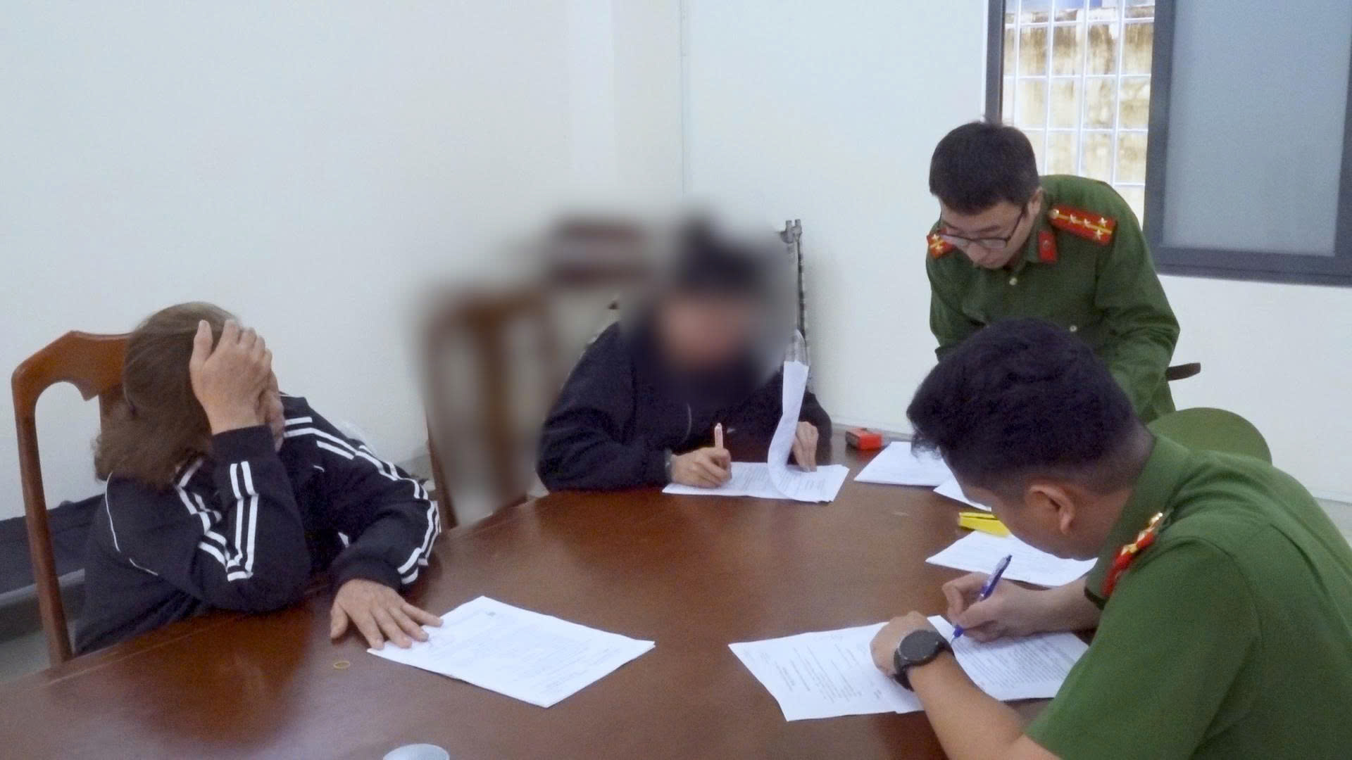 Khởi tố phụ nữ vận chuyển v&agrave;ng tr&aacute;i ph&eacute;p 2 , 3 kg qua s&acirc;n bay Cam Ranh - Ảnh 1.