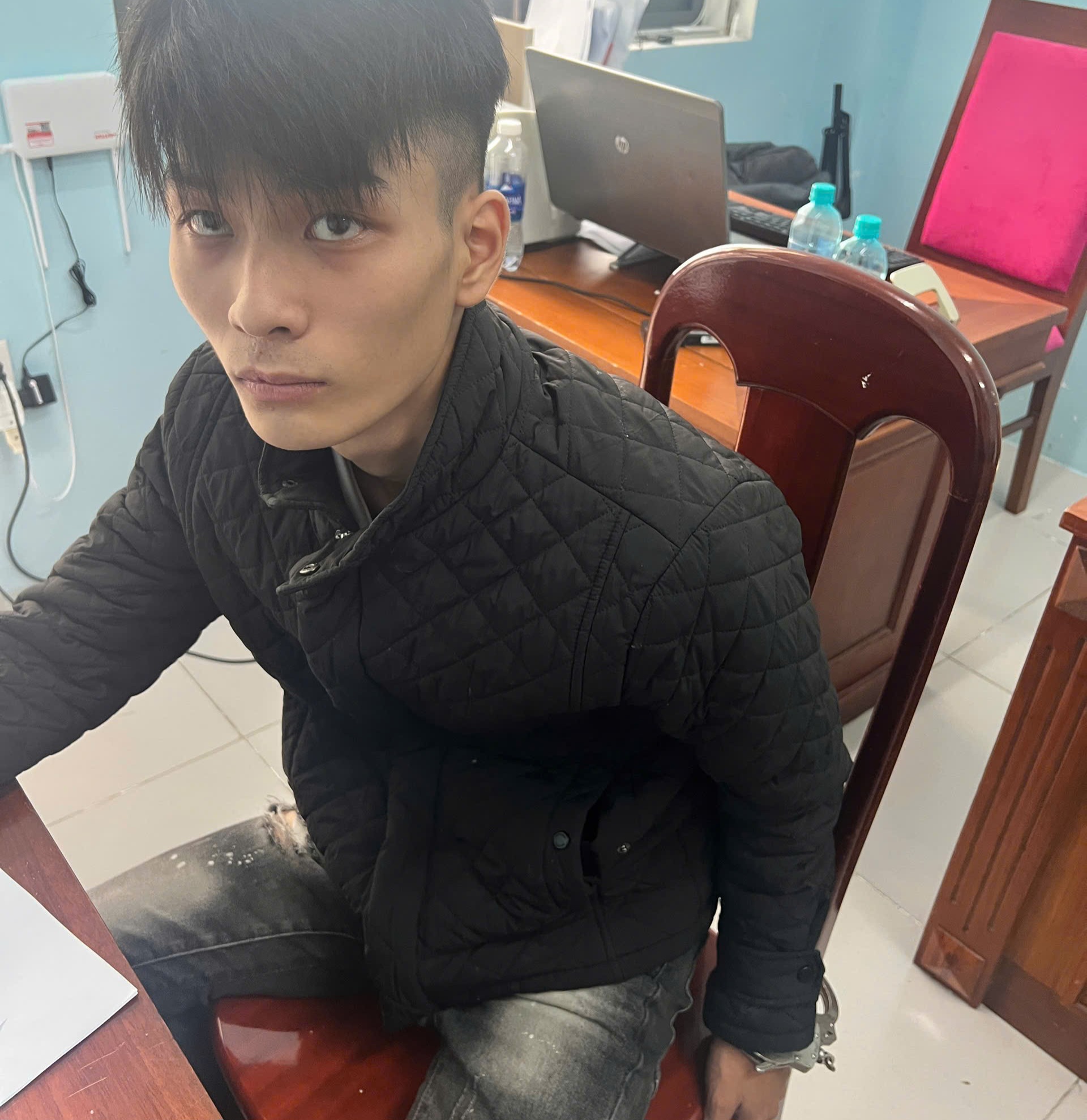 Nam thanh ni&ecirc;n cướp điện thọai của shipper ngay giữa trung t&acirc;m Đ&agrave; Nẵng - Ảnh 1.