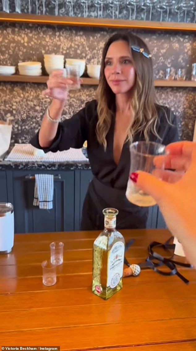 Động th&aacute;i g&acirc;y ch&uacute; &yacute; của Victoria Beckham khi bị con cả bất hiếu "block" thẳng tay, cắt đứt sợi d&acirc;y li&ecirc;n lạc cuối c&ugrave;ng - Ảnh 1.