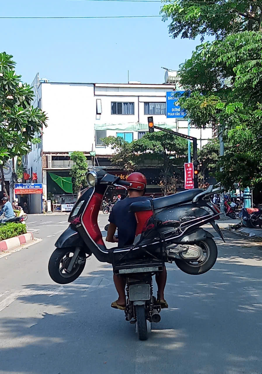 "Xiếc" tr&ecirc;n đường - Ảnh 1.