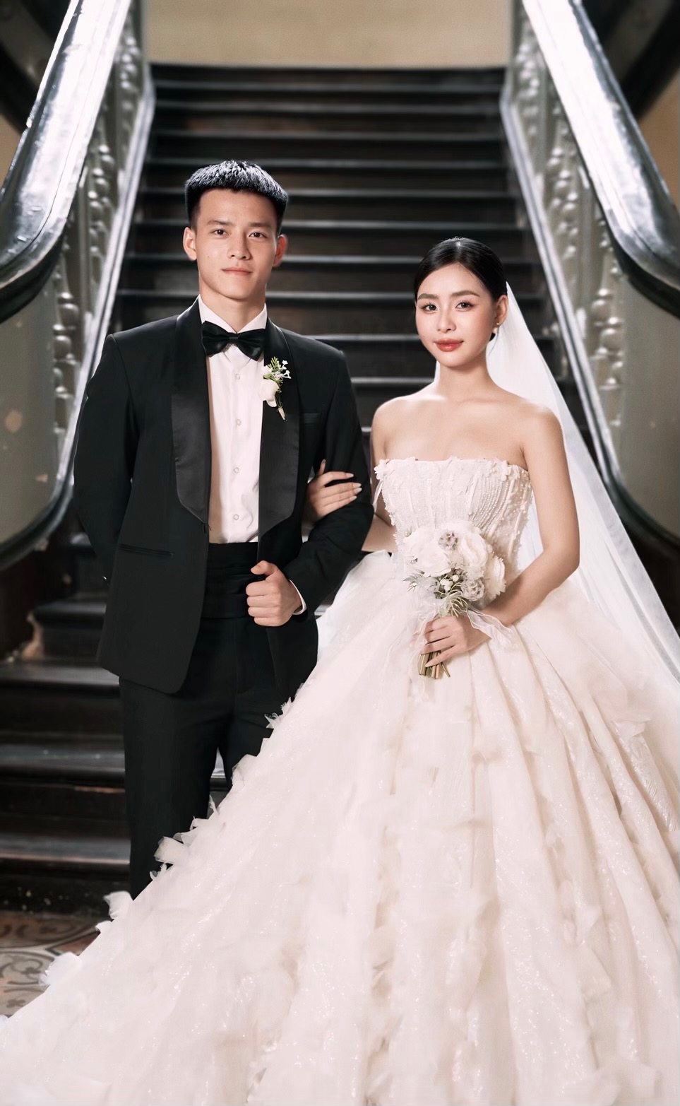 Những cô nàng "số hưởng" nhất, không cần đá SEA Games vẫn có HCV, vợ Thanh Nhàn có màn "flex" chất lừ - Ảnh 2.