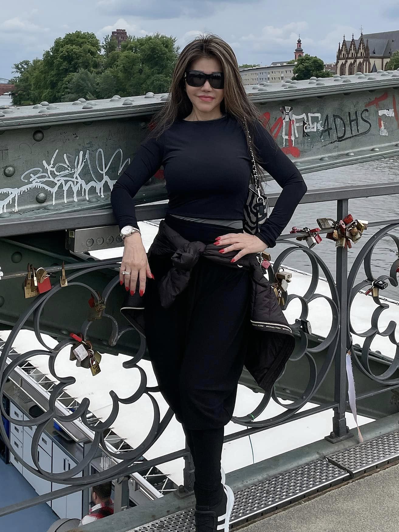 Nữ ca sĩ U70 tập gym 4 tiếng 1 ng&agrave;y, body gợi cảm: H&ocirc;n nh&acirc;n vi&ecirc;n m&atilde;n d&ugrave; kh&ocirc;ng đ&aacute;m cưới, kh&ocirc;ng con c&aacute;i - Ảnh 4.