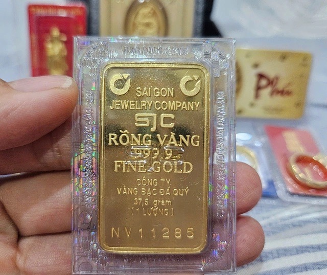 Người phụ nữ ở H&agrave; Nội mang 70 chỉ v&agrave;ng đi b&aacute;n đ&uacute;ng ng&agrave;y gi&aacute; lập đỉnh, biết tiền l&atilde;i m&agrave; ngưỡng mộ - Ảnh 2.